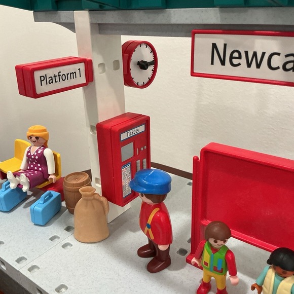 VTG Playmobil 4382 Double Platform Train Station - Newcastle - With Figures - Picture 4 of 9